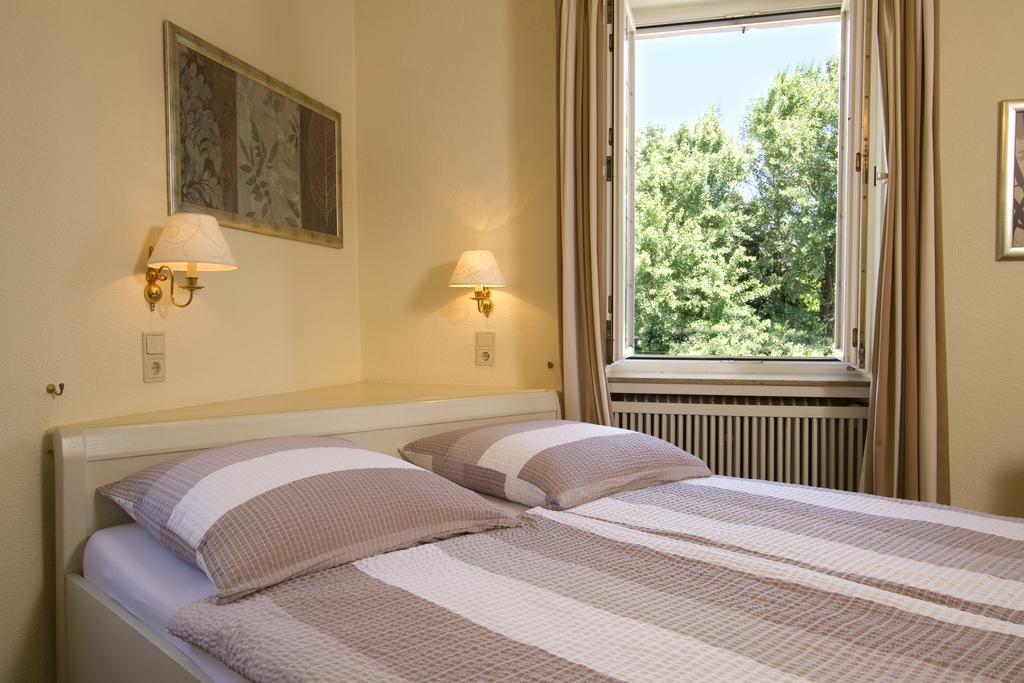 Gaestehaus Hebinger Am Schlosspark Deidesheim Rum bild